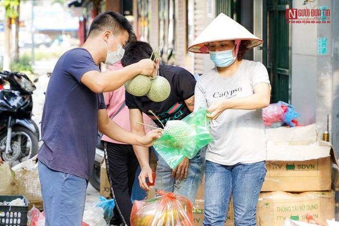 Chị Nguyễn Thị Hương Lan (Thụy Khuê, Hà Nội) chia sẻ: "Cơ quan của tôi ngay gần đây nên ngày nào tôi cũng đi qua khu vực này. Thấy bày bán nhiều loại hoa quả hỗ trợ bà con Bắc Giang nên ghé vào mua dưa hấu và dưa lê cho trẻ con ăn. Nhân tiện mua luôn cho cả họ hàng cùng ăn vì trong thời gian này cũng hạn chế tập trung đông người".