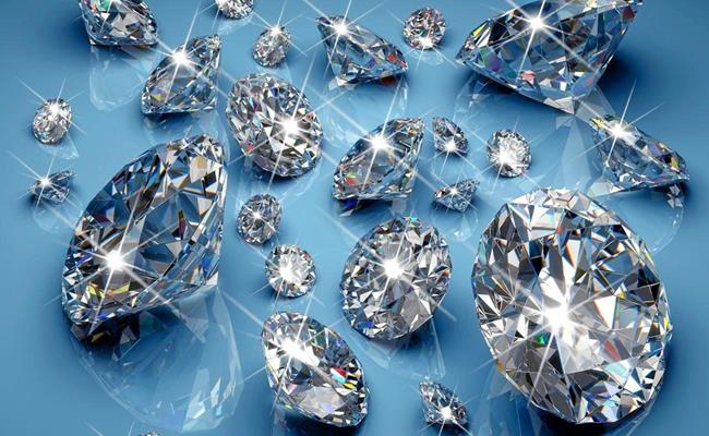 Kim cương là một "phụ kiện" đẳng cấp không thể thiếu của hội đại gia Việt. Giá bán của những viên kim cương, những món trang sức kim cương cao ngất ngưởng, chỉ 1 viên nhỏ xíu cũng có giá lên đến vài nghìn USD.
