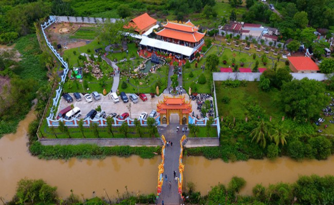 Nhắc đến khối tài sản kếch xù của NSƯT Hoài Linh phải kể đến nhà thờ Tổ trị giá trăm tỉ. Công trình này tọa lạc tại phường Long Phước, quận 9, TP.HCM.
