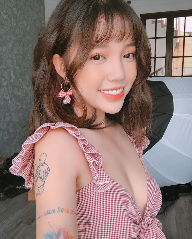 Thu nhập của Ngọc Linh luôn nằm trong tốp đầu của giới Streamer, từng được một app livestream ngỏ ý hợp tác với mức lương 18,000 USD một tháng nhưng đã từ chối vì cho rằng "mức giá đó khá thấp". Kênh YouTube cá nhân của Streamer Hà thành có gần 2,5 triệu lượt đăng ký và thu về 1.800 - 29.200 USD/tháng (khoảng 41-670 triệu đồng).
