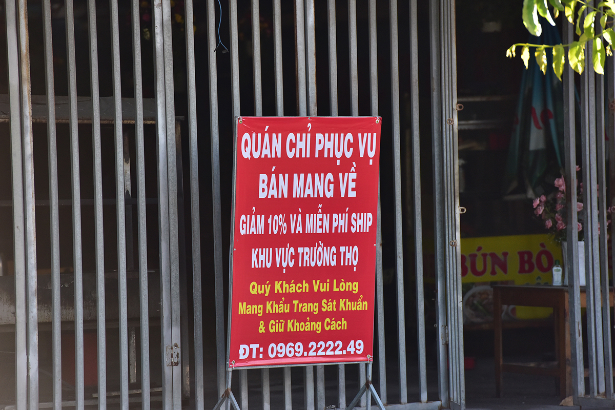 Các quán ăn, cà phê… hai bên đường đóng cửa hoặc treo biển bán mang đi theo yêu cầu của chính quyền.