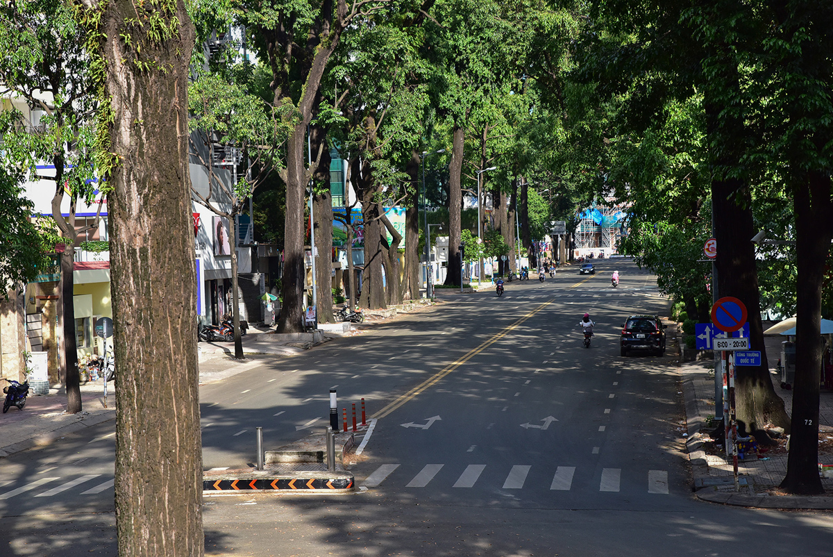 Một số tuyến đường ở trung tâm quận 1, 3 như Phạm Ngọc Thạch, Nguyễn Đình Chiểu, Đồng Khởi, Nguyễn Du…ít xe cộ di chuyển, nhiều đoạn trở nên thông thoáng lạ thường.