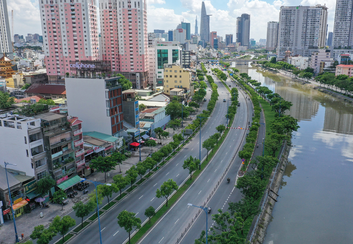 Đường Võ Văn Kiệt, Nam Kỳ Khởi Nghĩa (quận 1) Bến Vân Đồn (quận 4) nhộn nhịp xe cộ thường ngày nay cũng thưa vắng &nbsp;nhiều thời điểm.