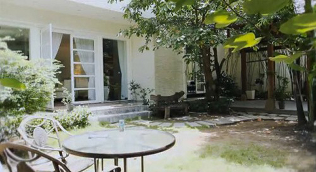 Ngôi nhà của Chi Bảo ở TP. HCM được thiết kế theo phong cách hiện đại, rộng rãi với sân vườn rợp bóng cây xanh.
