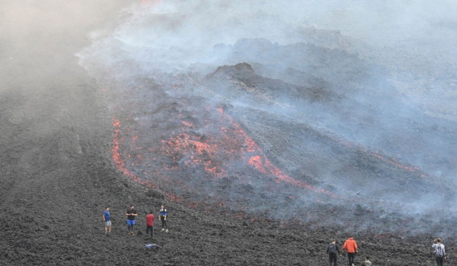 Du khách xem dung nham chảy ra từ Núi lửa Pacaya, Guatemala ngày 12/5. Ảnh: AFP.