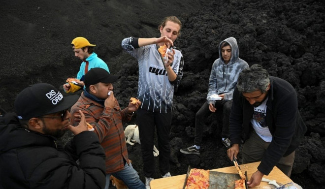 Nhiều người đã tìm đến để ăn bánh pizza được nướng bằng chính dung nham của núi lửa. Ảnh: AFP