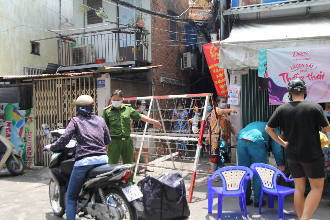 Lực lượng chức năng không cho người dân ra vào khu vực phong tỏa. (Ảnh: Huế Xuân)