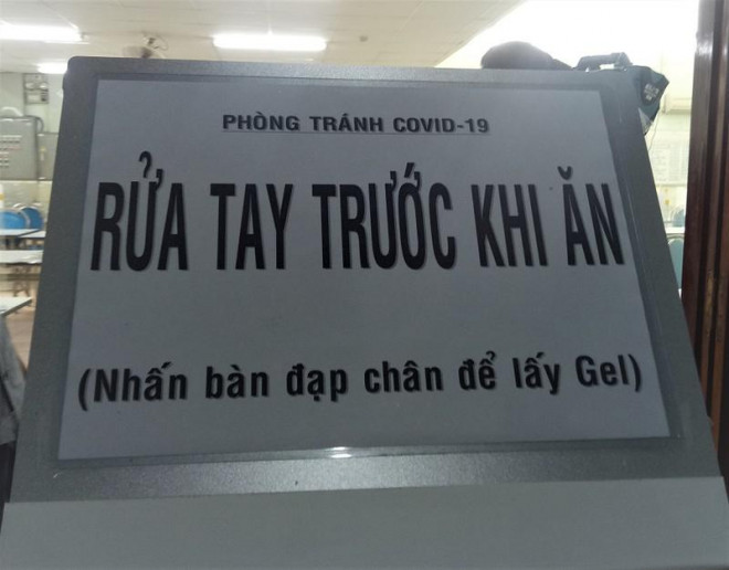 Ở các cửa ra vào phòng ăn đều có bảng thông báo "Rửa tay trước khi ăn". Ảnh: TÁ LÂM