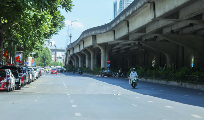 Nhiều người dân di chuyển vào khu vực có bóng râm