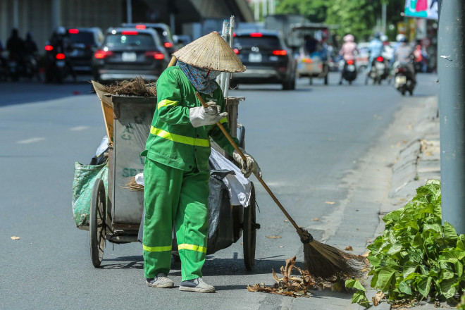 Những người lao công vẫn miệt mài dưới thời tiết nắng gắt