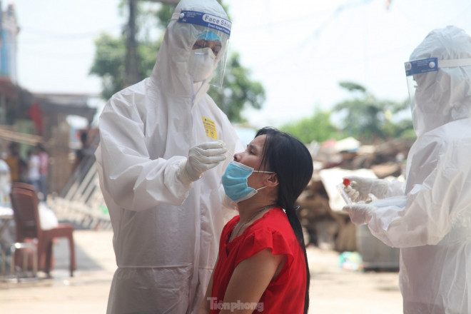 Dù trời nắng nóng nhưng sinh viên Trường Đại học Y dược Hải Phòng vẫn cần mẫn lấy mẫu xét nghiệm cho công nhân