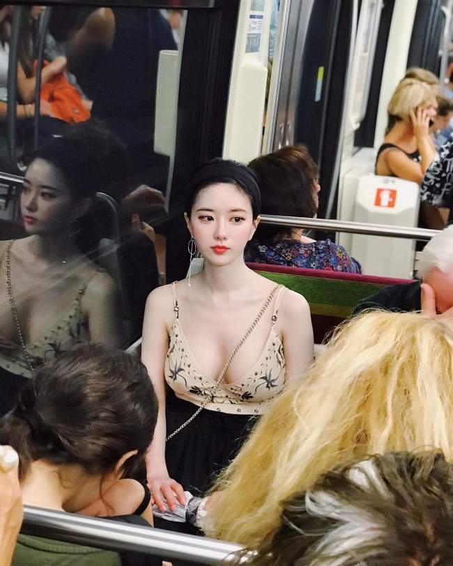 Người đẹp từng "gây sốt" với tấm hình chụp trong khoang tàu điện ngầm. Cô gái Hàn Quốc mặc váy dài kết hợp với áo hai dây tôn vòng 1.

