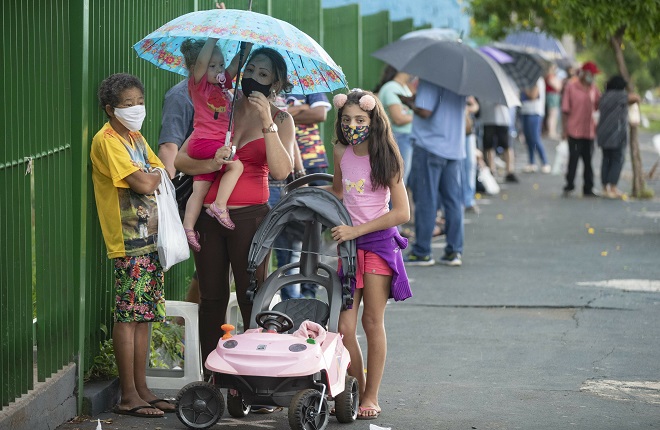 Người dân thành phố Serrana, Brazil, chờ đợi đến lượt tiêm vaccine&nbsp;CoronaVac.