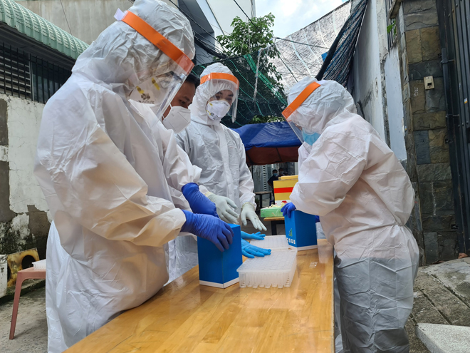 Tổ chức lấy mẫu xét nghiệm ở các địa điểm liên quan đến ca nhiễm mới tại quận Gò Vấp