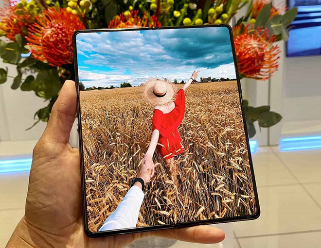 Galaxy Z Fold 3 sẽ có camera ẩn dưới màn hình.