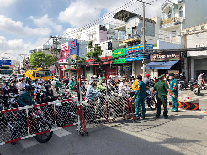 Tại&nbsp;chốt trên đường Quang Trung rất nhiều người&nbsp;phải dừng lại trước chốt chặn&nbsp;và&nbsp;quay đầu vì lực lượng chức năng không cho vào.