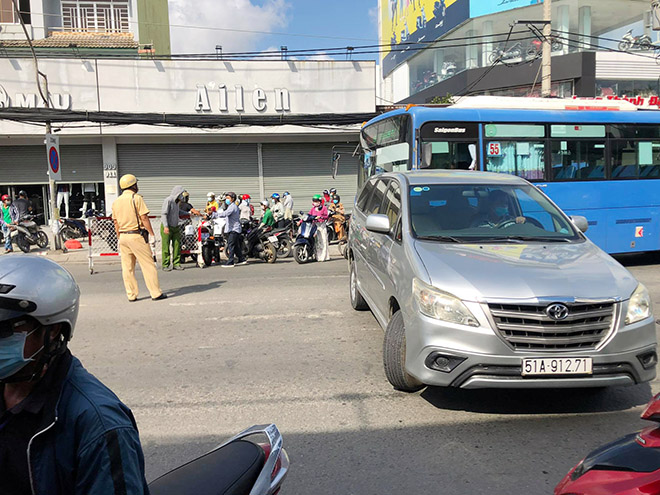 TP.HCM giãn cách toàn thành phố và hình ảnh ngày đầu tại các chốt kiểm soát ở quận Gò Vấp - 11