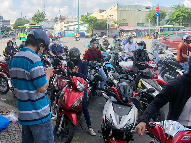 Nhiều người có công ty ở quận Gò Vấp nhưng không thể vào bên trong làm được nên “đứng ngồi không yên”. Đa số các trường hợp có công ty ở quận Gò Vấp đều gọi điện thông báo cho công ty là không thể vào được nên xin nghỉ làm