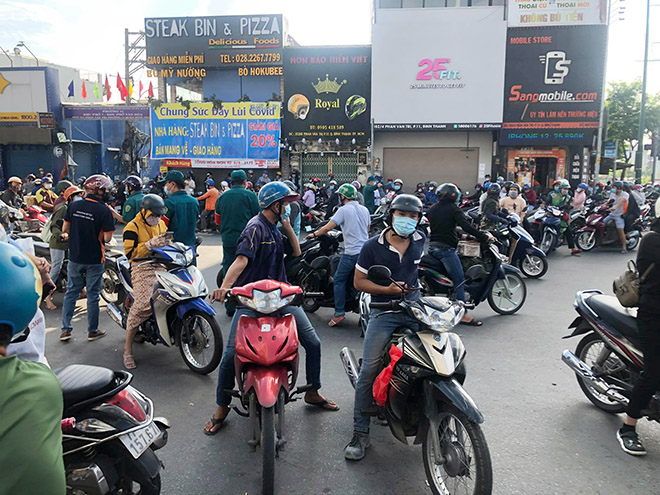 Nhiều người&nbsp;phải dừng lại trước chốt chặn&nbsp;và&nbsp;quay đầu vì lực lượng chức năng không cho vào.&nbsp;