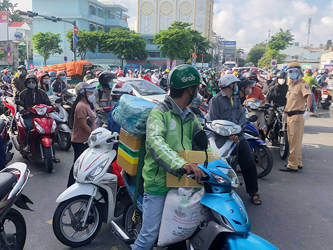 Có hàng trăm lý do được người dân đưa ra như: “Công ty ở chỉ cách chốt có 100m, em vào lấy đồ rồi chạy ra ngay hoặc em chỉ vào giao hàng ngay chỗ này à. Các anh em cho em vào rồi ra liền…” nhưng đều bị lực lượng chốt kiểm soát từ chối.