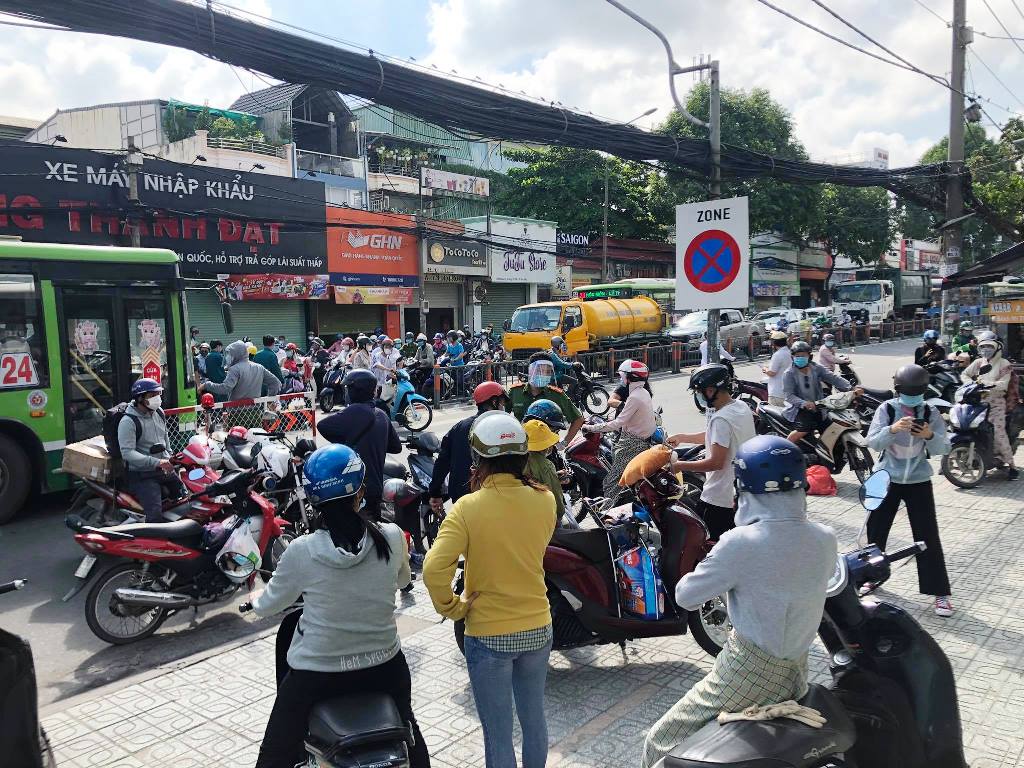 Nhiều người&nbsp;phải dừng lại trước chốt chặn&nbsp;và&nbsp;quay đầu vì lực lượng chức năng không cho vào.&nbsp;