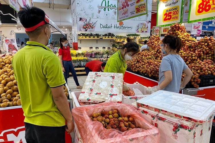 Vải bán trong siêu thị có giá cao hơn từ 5000 – 10.000 đồng/kg, tuy nhiên vải cũng được chọn lọc kỹ và đồng đều hơn.