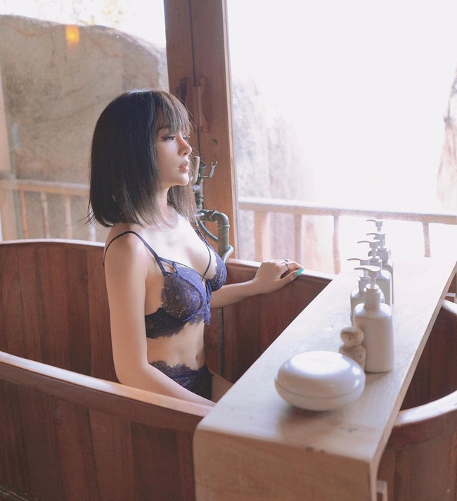 Ở loạt ảnh khác, nữ doanh nhân diện nội y khoe vòng 1 sexy tạo dáng trong bồn tắm gỗ.

