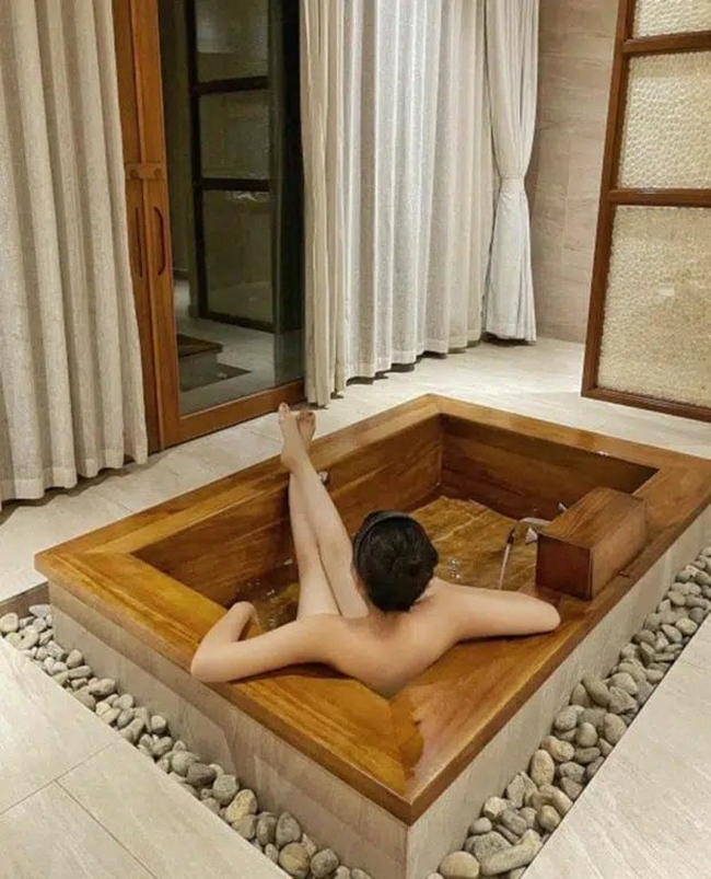 Trước đó, Hoa hậu sinh năm 1996 khoe ảnh nằm trong bồn tắm gỗ hình vuông trong một chuyến nghỉ dưỡng. Ở góc chụp khá "hiểm", Kỳ Duyên khiến nhiều người lầm tưởng cô nude 100%.

