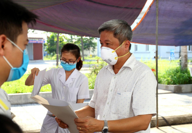 Thứ trưởng Bộ Y tế Nguyễn Trường Sơn trao giấy ra viện cho các bệnh nhân