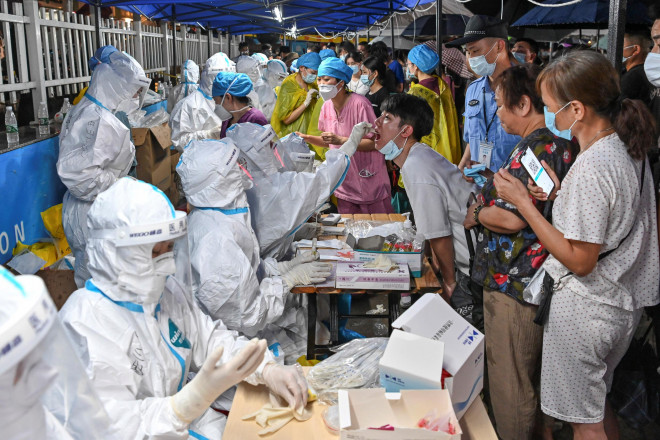 Nhân viên y tế khẩn trương lấy mẫu xét nghiệm người dân tại TP Quảng Châu, tỉnh Quảng Đông - Trung Quốc hôm 30-5 Ảnh: REUTERS