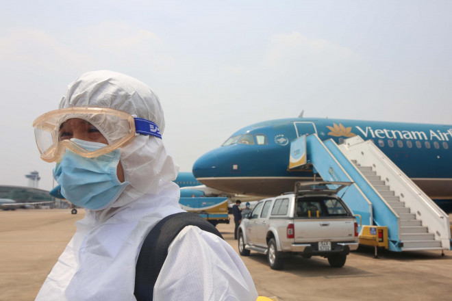 Thực hiện công tác khử trùng máy bay tại sân bay Tân Sơn Nhất - Ảnh: Hoàng Triều