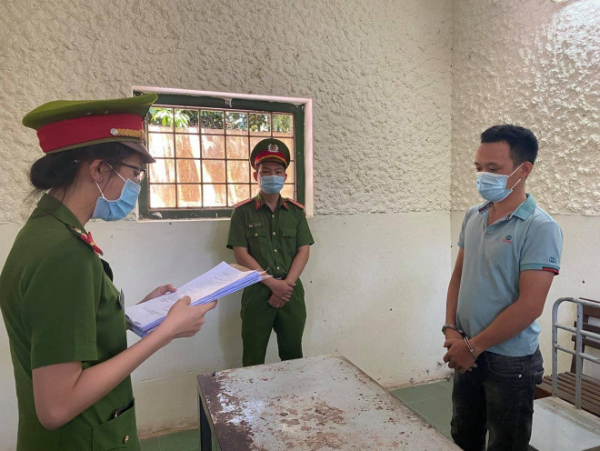 Công an đọc quyết định khởi tố vụ án, khởi tố bị can và lệnh bắt tạm giam tài xế Nguyễn Quốc Tuấn