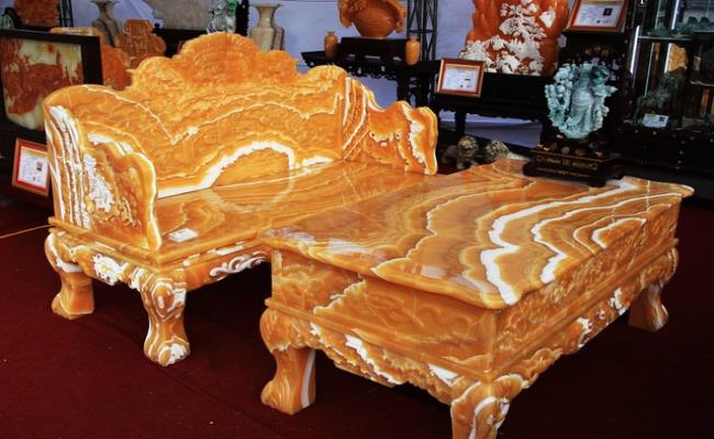 Ở Việt Nam, bạn sẽ khó có thể thấy được những bộ bàn ghế được làm từ ngọc quý vì chúng rất hiếm khi xuất hiện. Tất nhiên, chúng cũng có giá siêu đắt đỏ, chỉ những đại gia lắm tiền, chịu chơi mới mua nổi.
