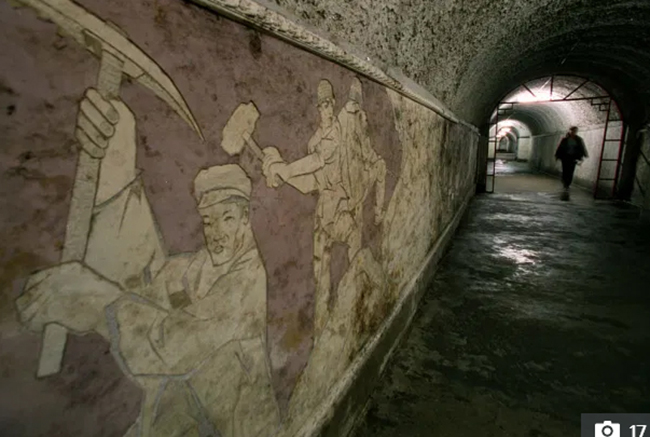 Đây là một trong những đường hầm tạo nên thành phố ngầm của Bắc Kinh. Các đường hầm này được xây dựng để làm nơi trú bom trong thời chiến tranh lạnh. Và giờ đây chúng trở thành nơi sinh sống của hàng triệu công nhân có thu nhập thấp
