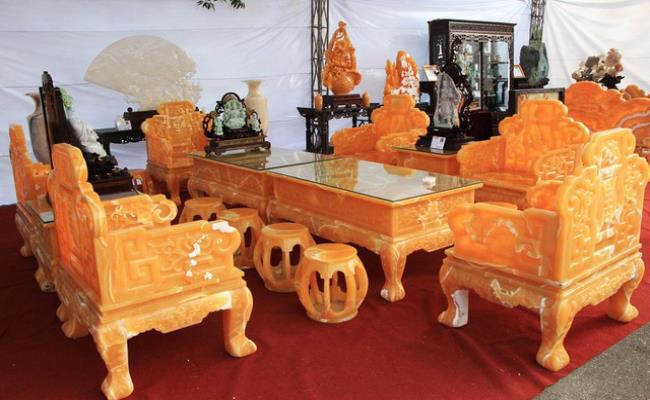 Nghệ nhân Tô Chinh - chủ nhân của siêu phẩm này cho biết, đây là bộ bàn ghế được làm từ 50 tấn ngọc Hoàng Long có xuất xứ từ Trung Mỹ, sau đó nhập về Việt Nam và được các thợ lành nghề nhất chế tác.
