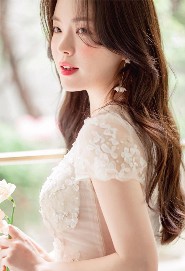 "Thiên thần nội y" Hàn Quốc diện váy cưới trong suốt nhưng mắc lỗi hồn nhiên với miếng dán ngực.
