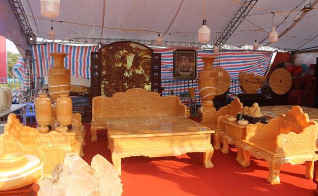 Sản phẩm được làm bằng ngọc Hoàng Long, có xuất xứ tại Myanmar. Nguyên set bao gồm 8 món đồ: một bàn, một ghế to, bốn ghế nhỏ và hai kẹp. 
