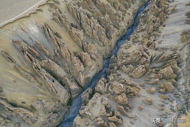 Những cụm địa hình cột đất đá được tạo hình bởi nhiều lớp trầm tích ẩn sâu trong cao nguyên Thanh Hải-Tây Tạng. Nếu không tiếp cận gần, mọi người sẽ khó phát hiện ra.
