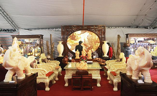 Đây là bộ bàn ghế bằng ngọc cẩm thạch của ông Nguyễn Trung Dũng (Hà Nội), được trưng bày tại hội chợ Tết năm vừa qua.
