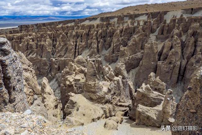 Tuyết tan trên dãy Himalaya vào tháng 7 và tháng 8 hằng năm tạo thành sông. Sau hàng trăm nghìn năm bị xói mòn, hình thành nên rừng đất đá với nhiều hình dạng khác nhau như thế này.
