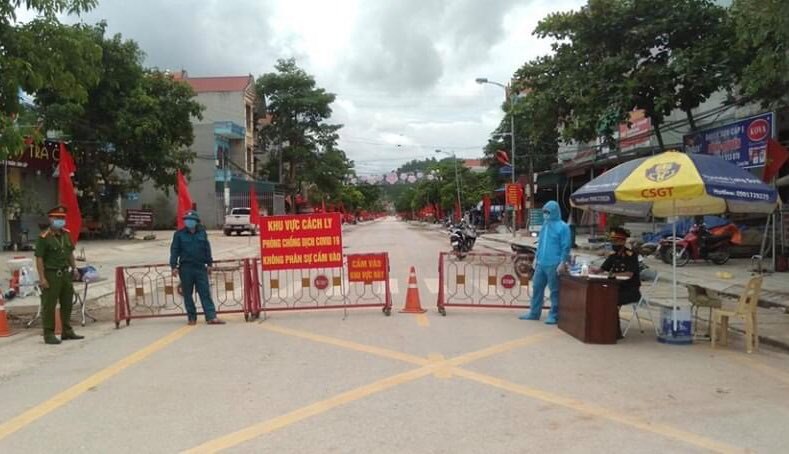 Lực lượng chức năng tỉnh Lạng Sơn lập gác chắn khu vực có ca mắc COVID-19. Ảnh minh họa.