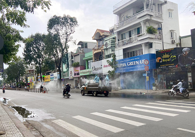 Trong ảnh lực lượng phun khử khuẩn trên đường Quang Trung.