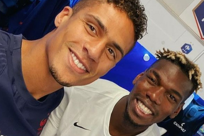 
Varane khá thân thiết với Pogba tại đội tuyển Pháp