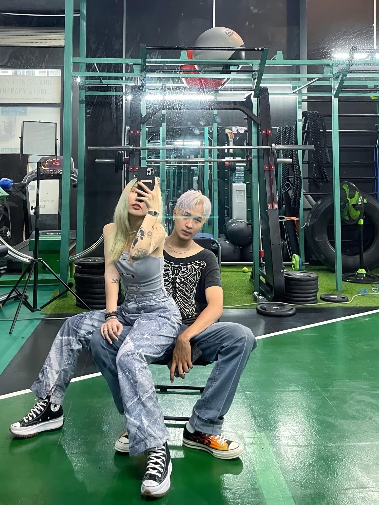 Nữ ca sĩ thoải mái ngồi vào lòng "bạn trai" trong phòng tập Gym