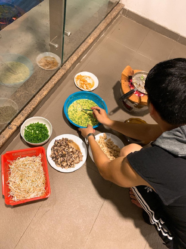 Hình ảnh chồng trẻ kém 7 tuổi của Lê Phương ngồi làm bánh cho vợ khiến nhiều người ngưỡng mộ.

