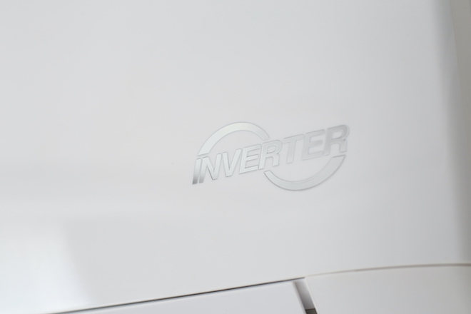 Máy lạnh Inverter thường có biểu tượng nhận diện rất rõ ràng.