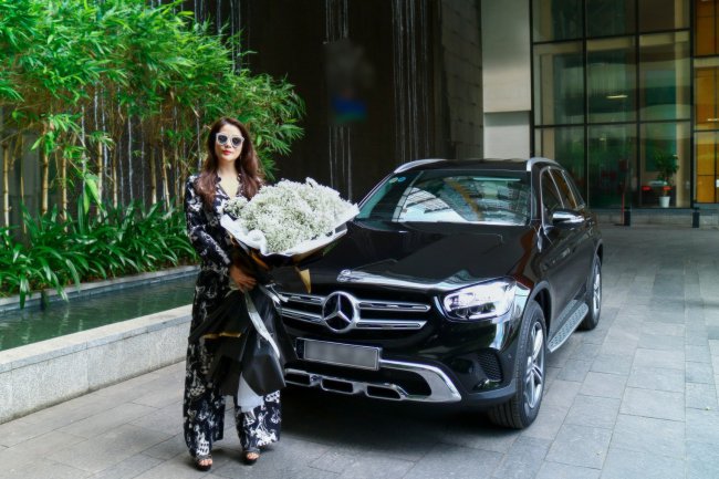 Nữ diễn viên cũng thường xuyên thay đổi xế sang, chứng tỏ đăng cấp của mình. Hồi tháng 5/2020, người đẹp tậu xế hộp Mercedes-Benz thuộc dòng SUV hạng sang có giá gần 1,8 tỉ đồng.
