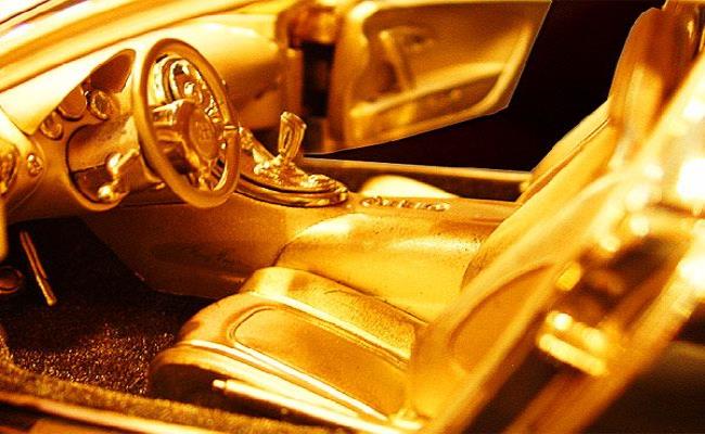  Chiếc siêu xe mô hình Bugatti Veyron Diamond này được làm bằng vàng ròng 24 carat, ngoài ra  xe còn được trang bị khối động cơ 16 xylanh “W, sinh ra công suất 254mph.
