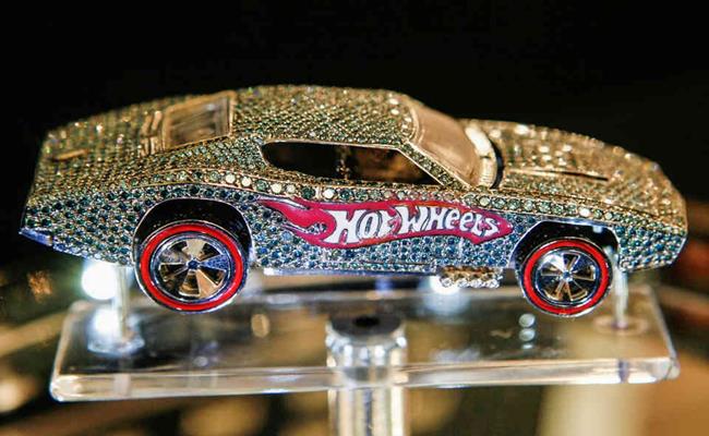 Chiếc xe đồ chơi này được sản xuất để kỉ niệm 40 năm thành lập hãng Hot Wheels – thương hiệu xe mô hình nổi tiếng toàn cầu.&nbsp;
