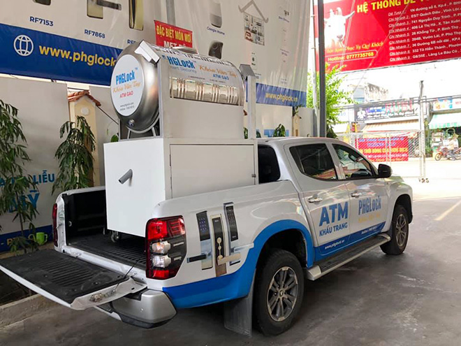 Máy “ATM gạo” và gạo được chuyển đến Trường mầm non Bông Sen nằm trên đường Thạnh Lộc 29 để hỗ trợ cho người dân nơi đây.